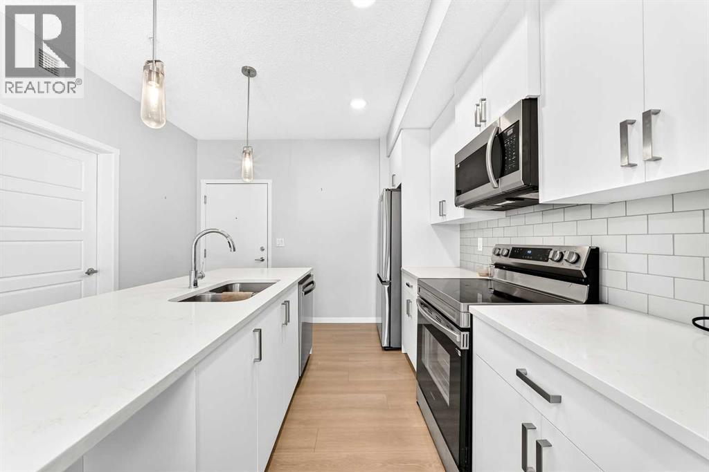 #3211 33 Carringham Gate NW - 11