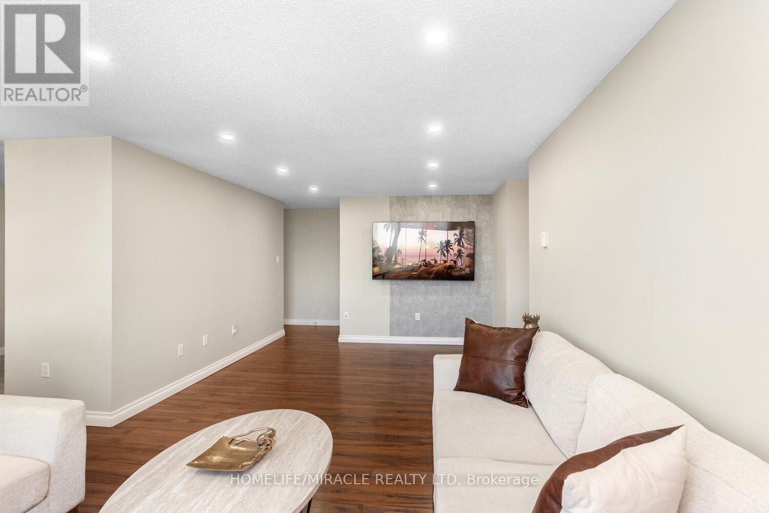 #1705 35 GREEN VALLEY DRIVE - 18