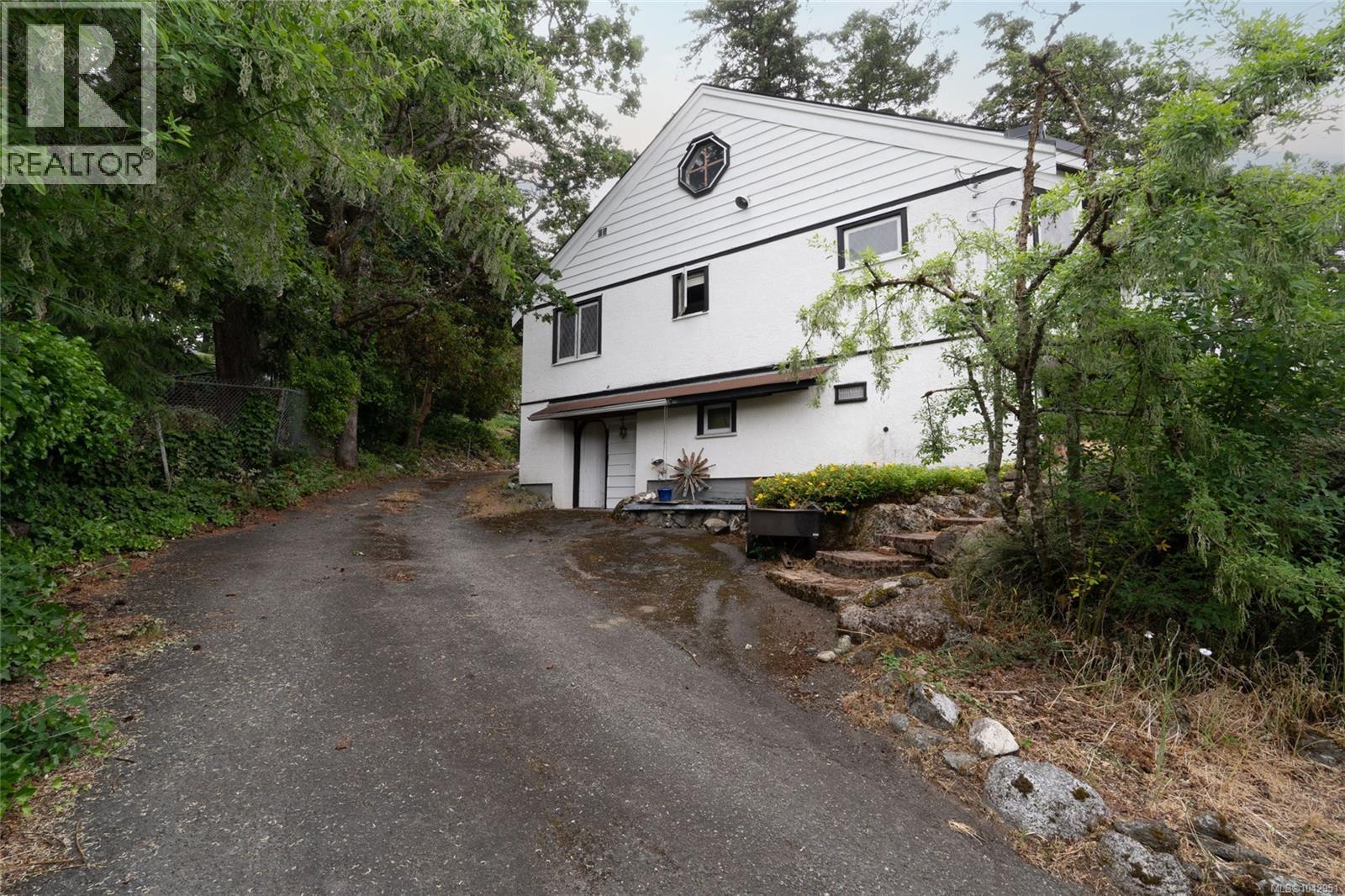 540 View Royal Ave - 11