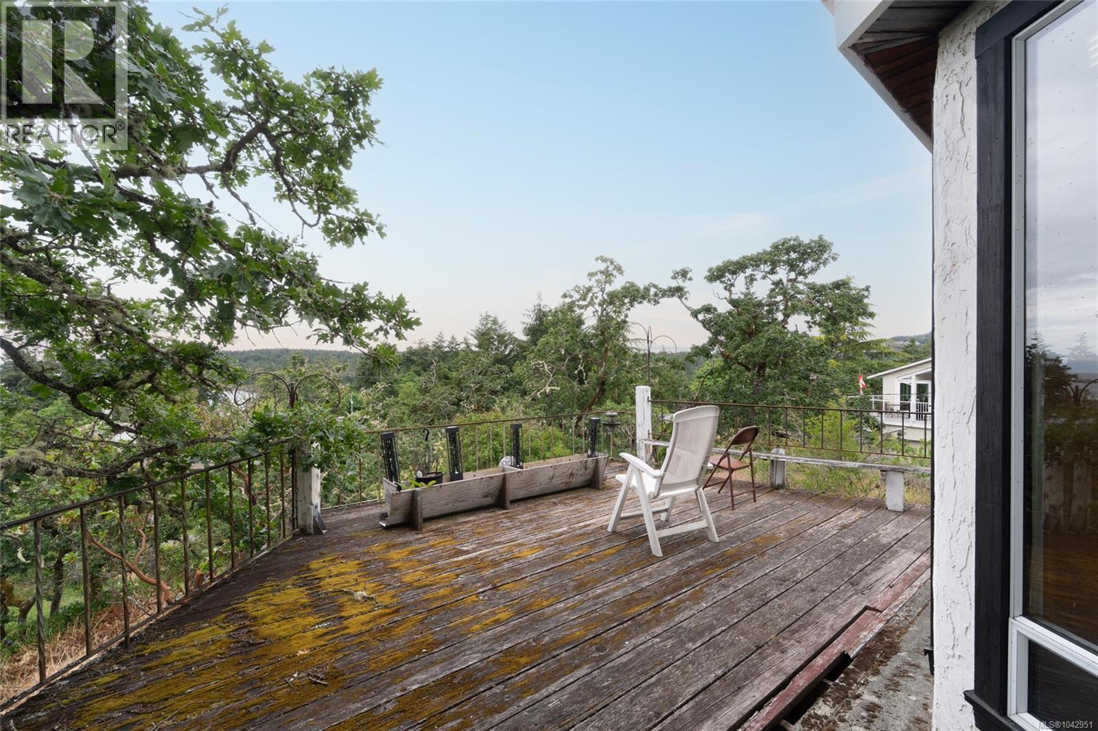 540 View Royal Ave - 7