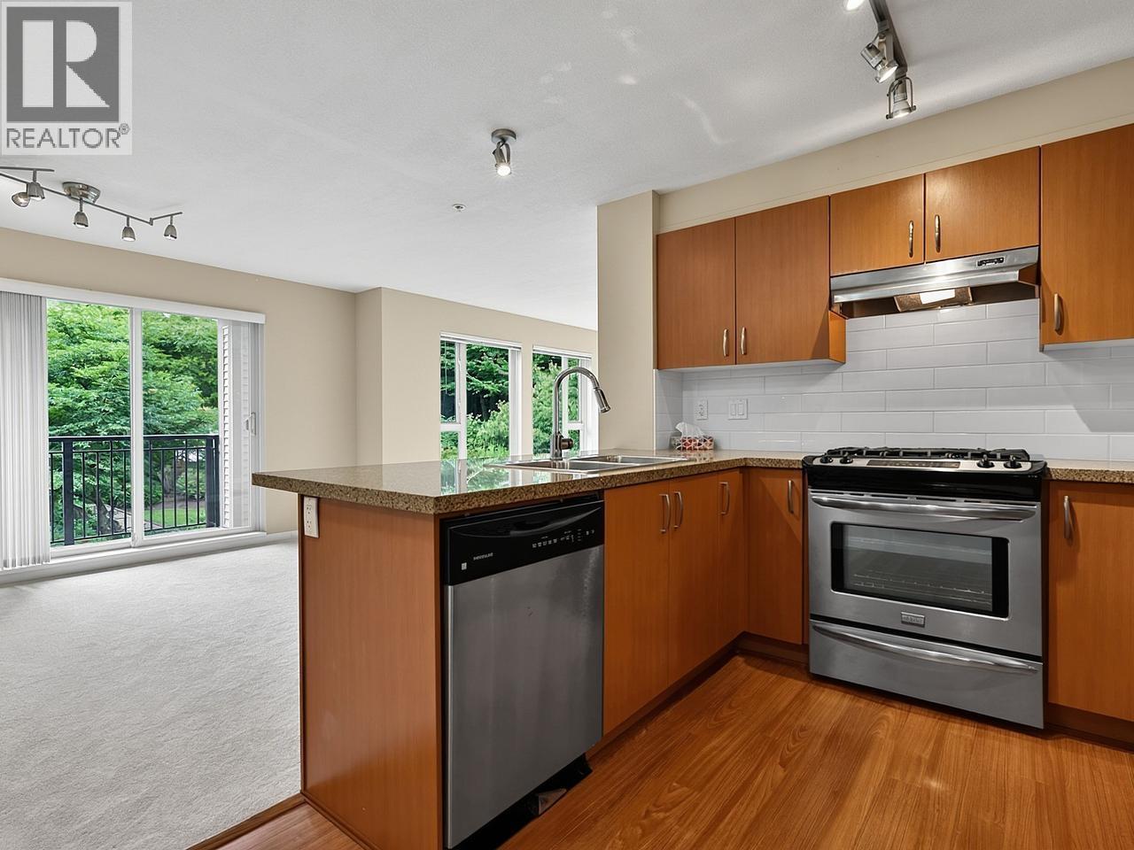 206 3105 LINCOLN AVENUE, Coquitlam