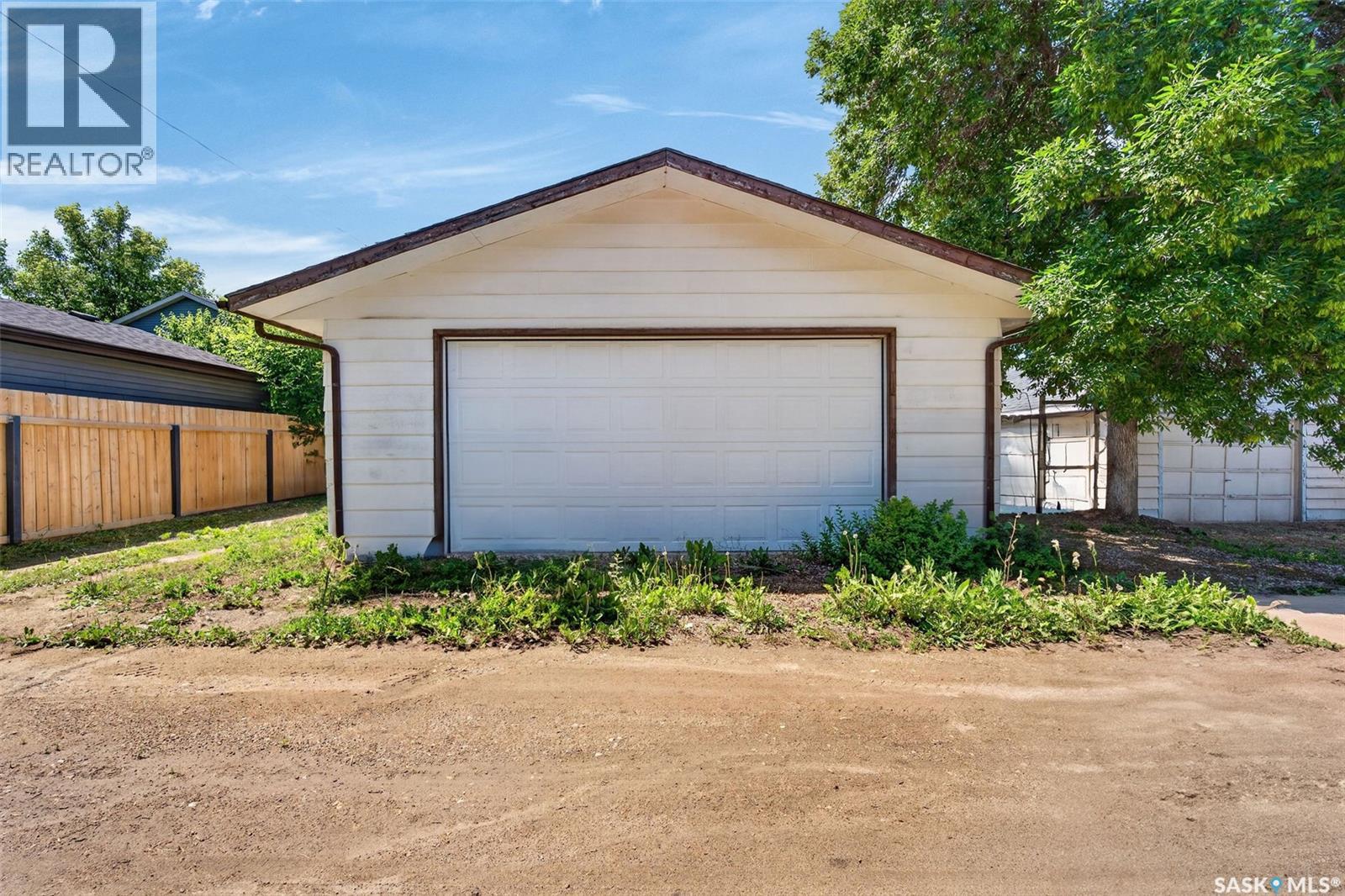 #2231-2233 St Andrews AVENUE - 33