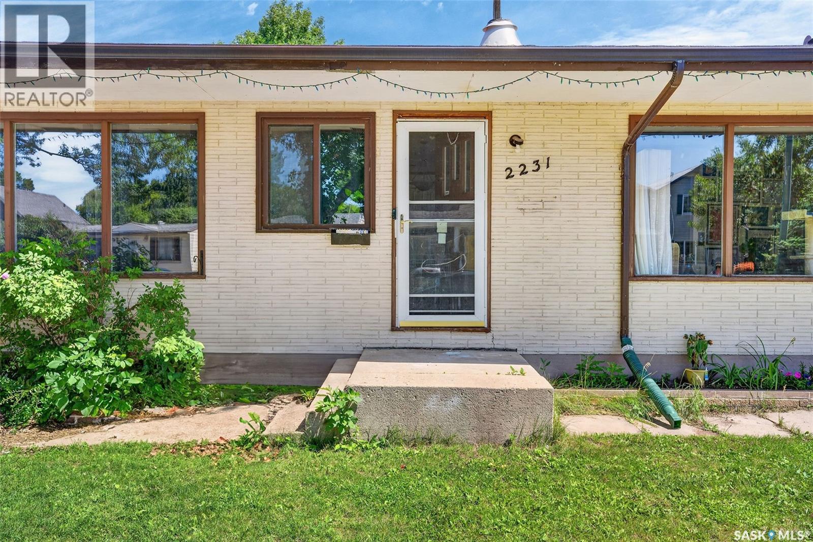 #2231-2233 St Andrews AVENUE - 35