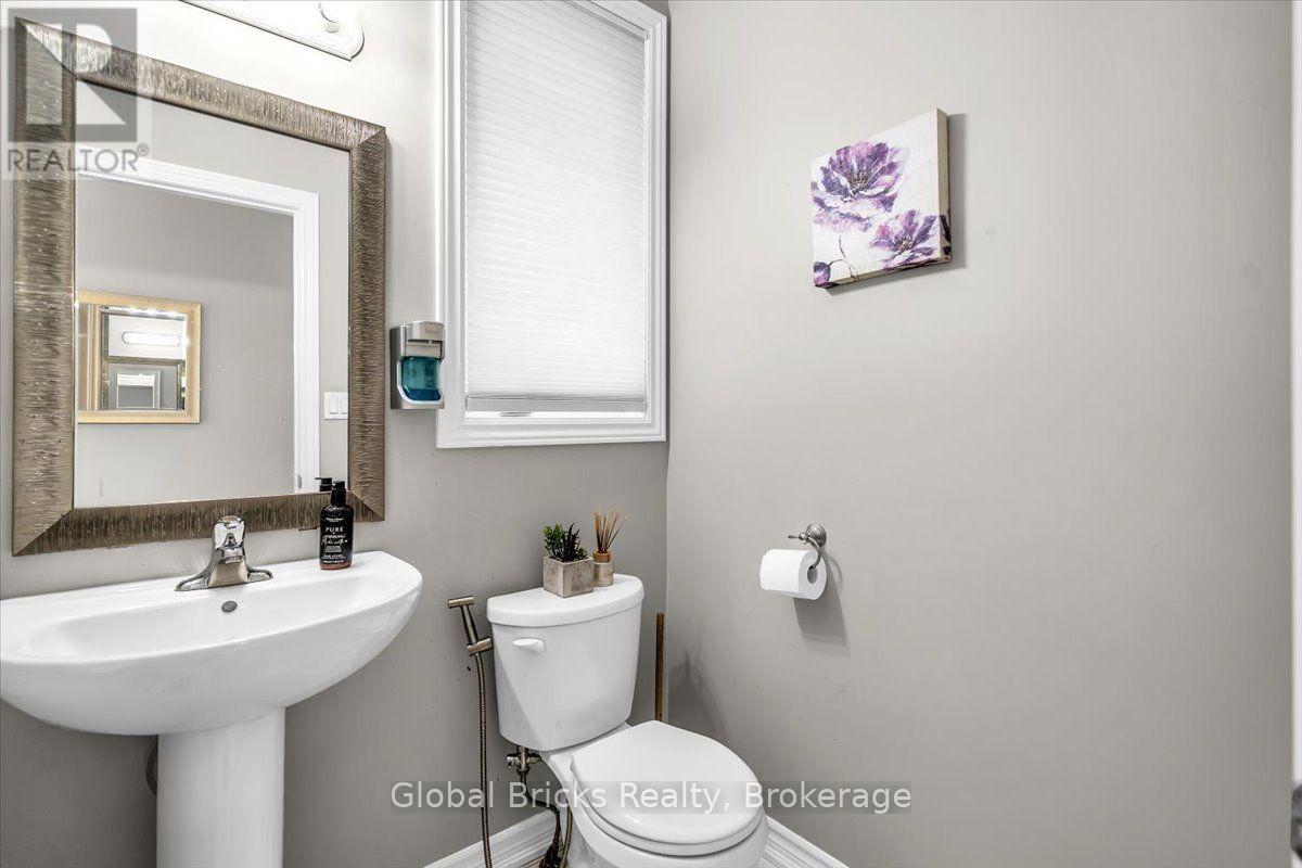 47 Holyrod Drive, Clarington, ON photo 9