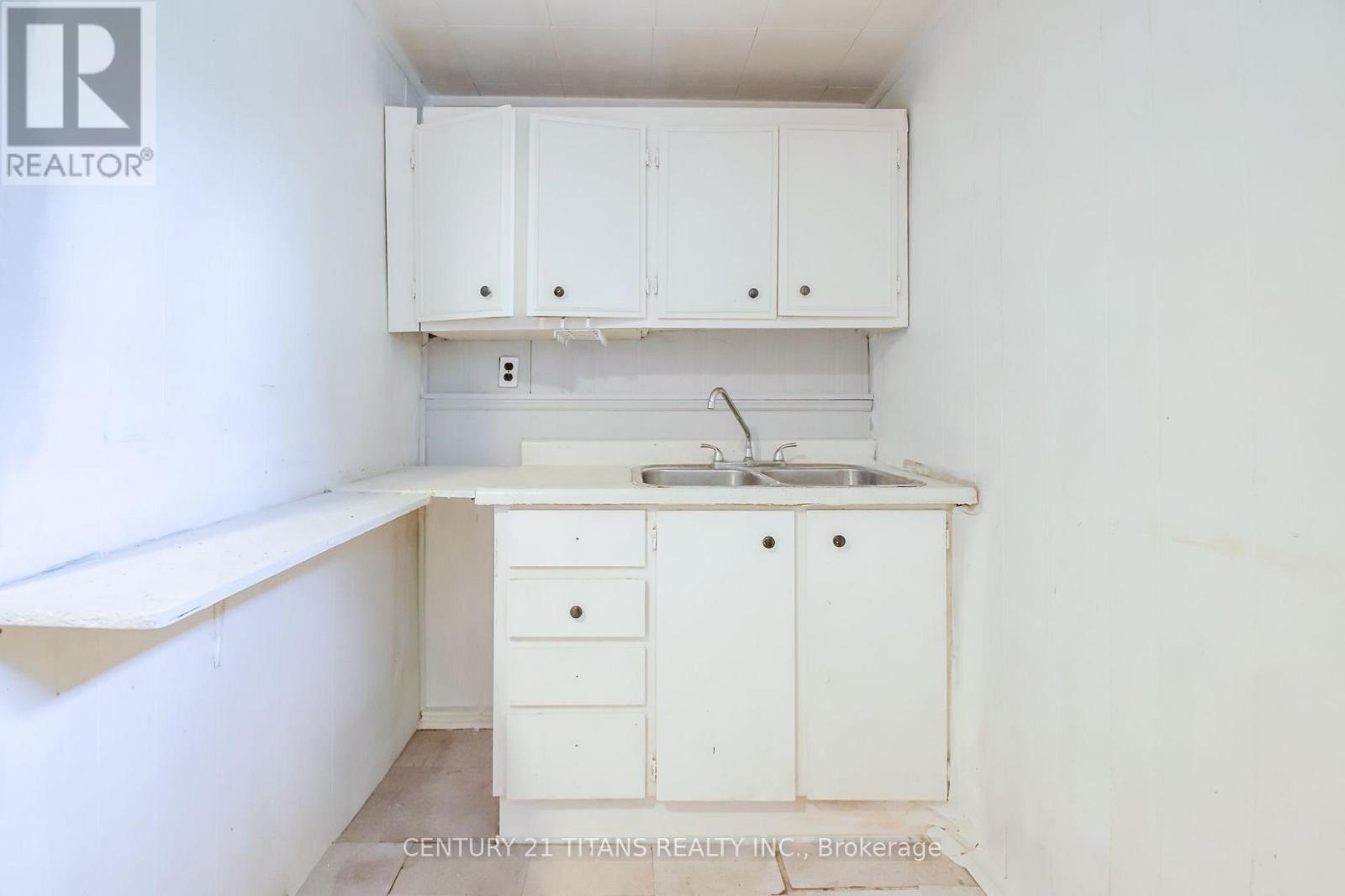 16 PROUD GROVE - Image 32