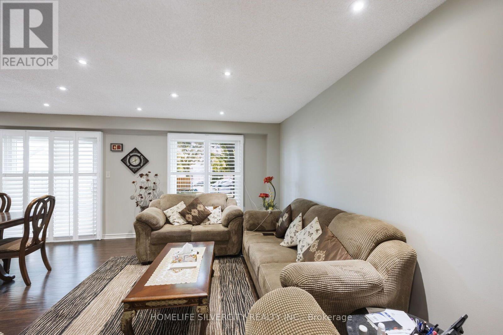 #64 399 VODDEN STREET E - 12