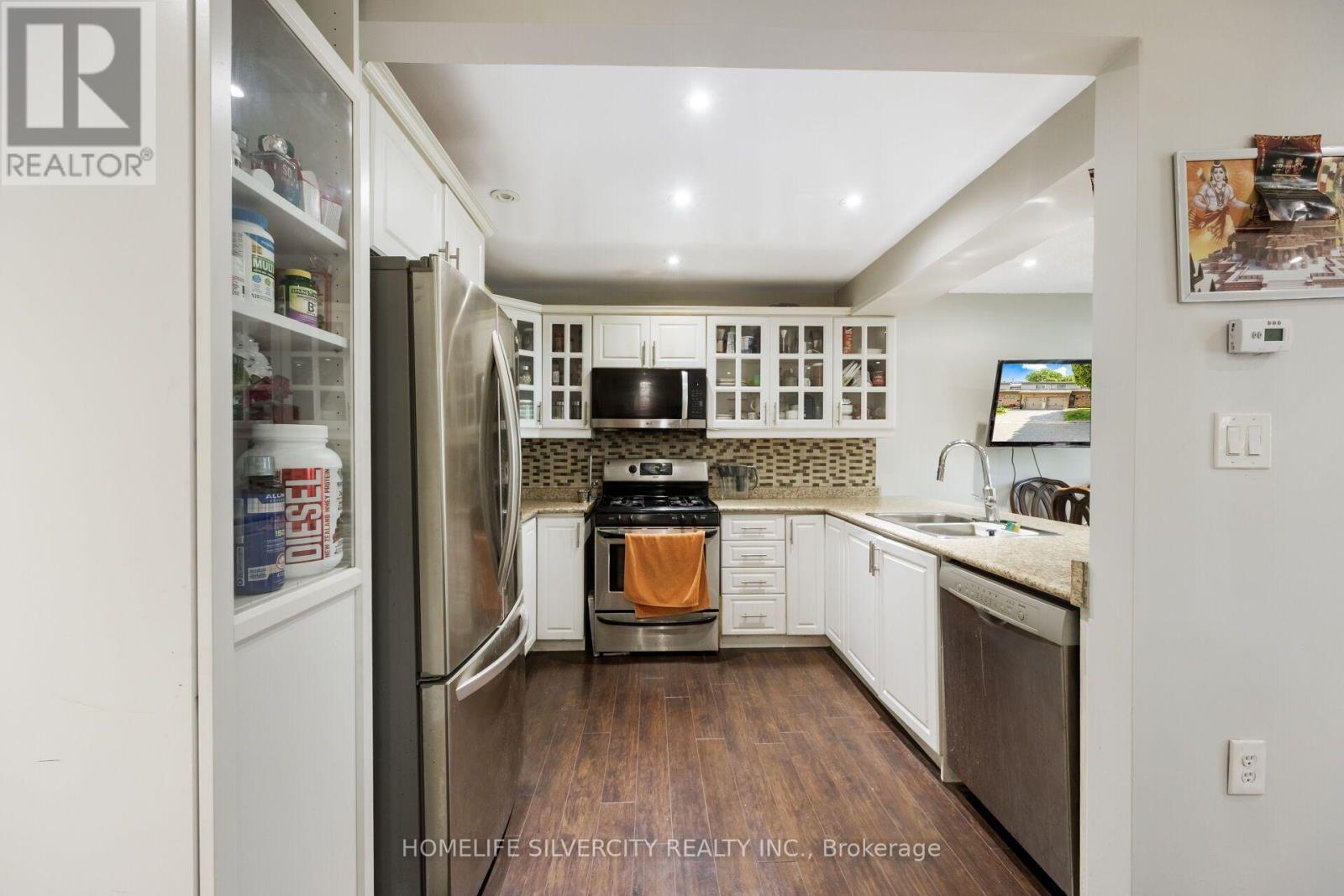 #64 399 VODDEN STREET E - 18