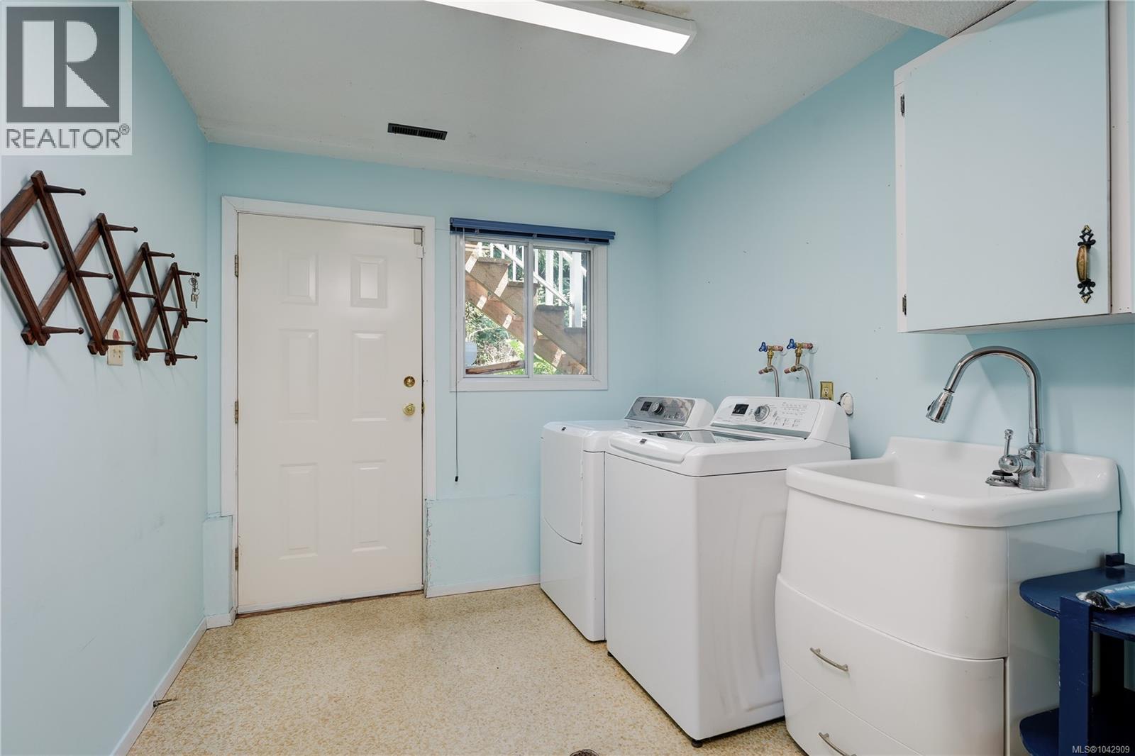  4405 Tyndall Avenue, Saanich