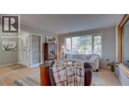 5775 Deadpine Drive, Kelowna, BC V1P1A3 Photo 34