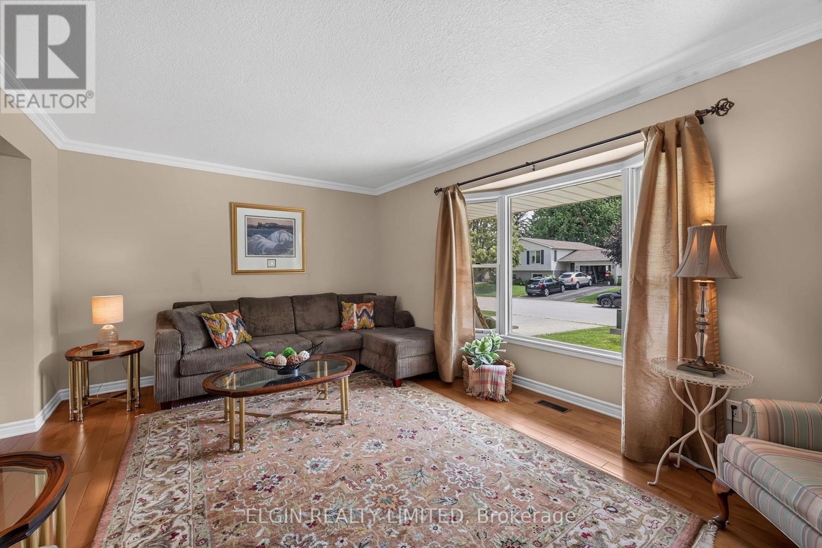 41 LUTON CRESCENT - 16