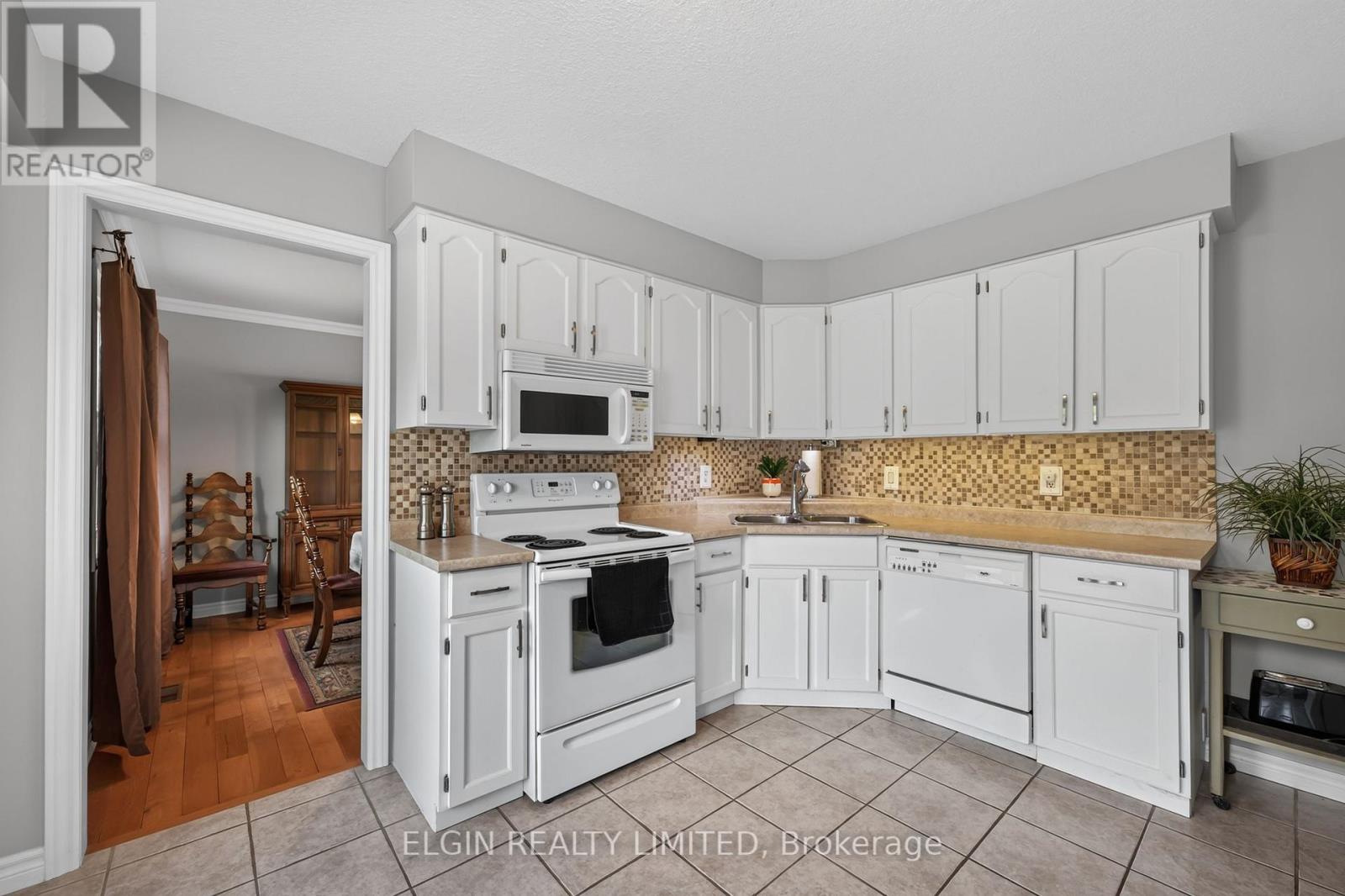 41 LUTON CRESCENT - 20