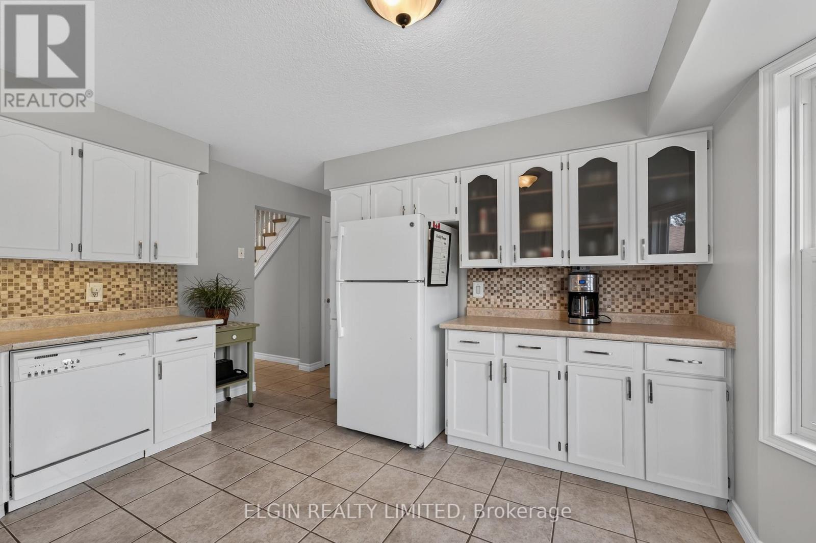 41 LUTON CRESCENT - 21