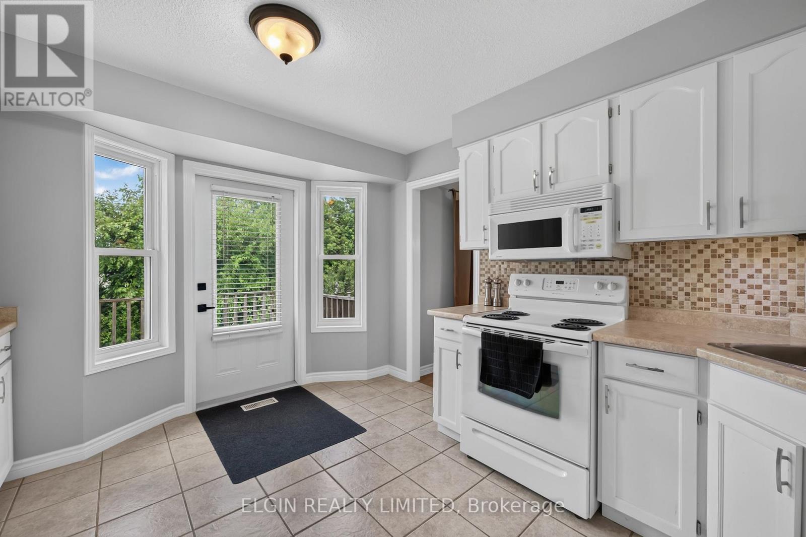 41 LUTON CRESCENT - 22