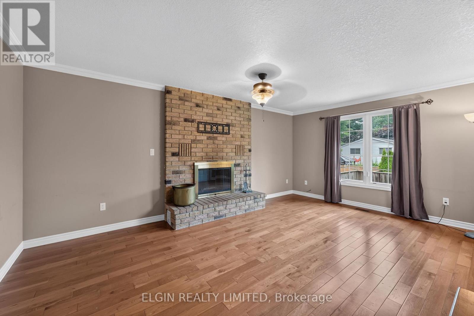 41 LUTON CRESCENT - 23