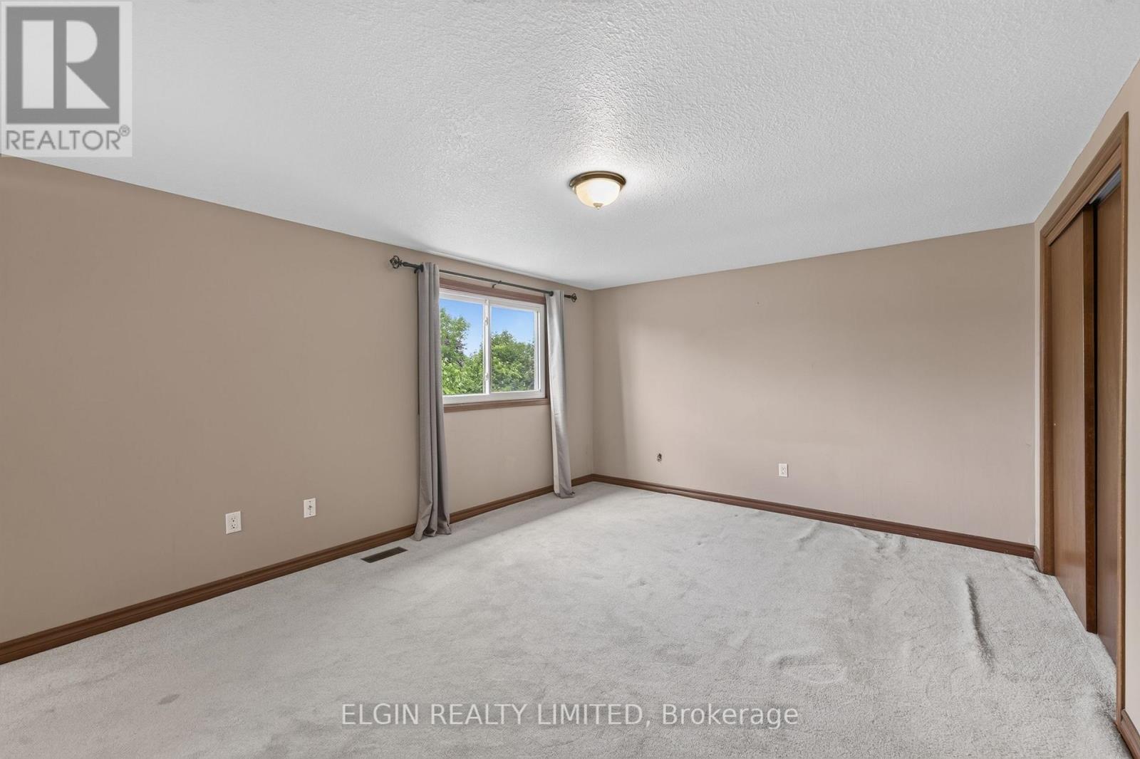 41 LUTON CRESCENT - 26