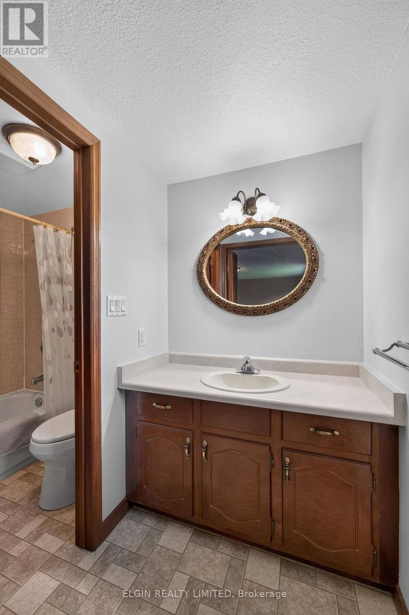 41 LUTON CRESCENT - 29