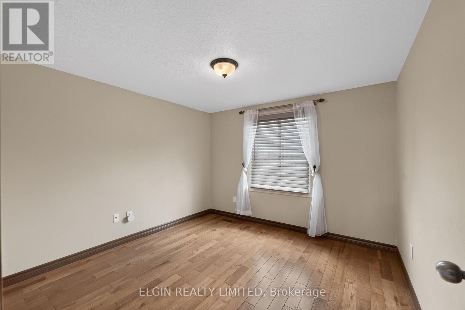 41 LUTON CRESCENT - 33