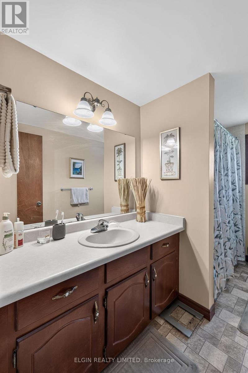 41 LUTON CRESCENT - 35