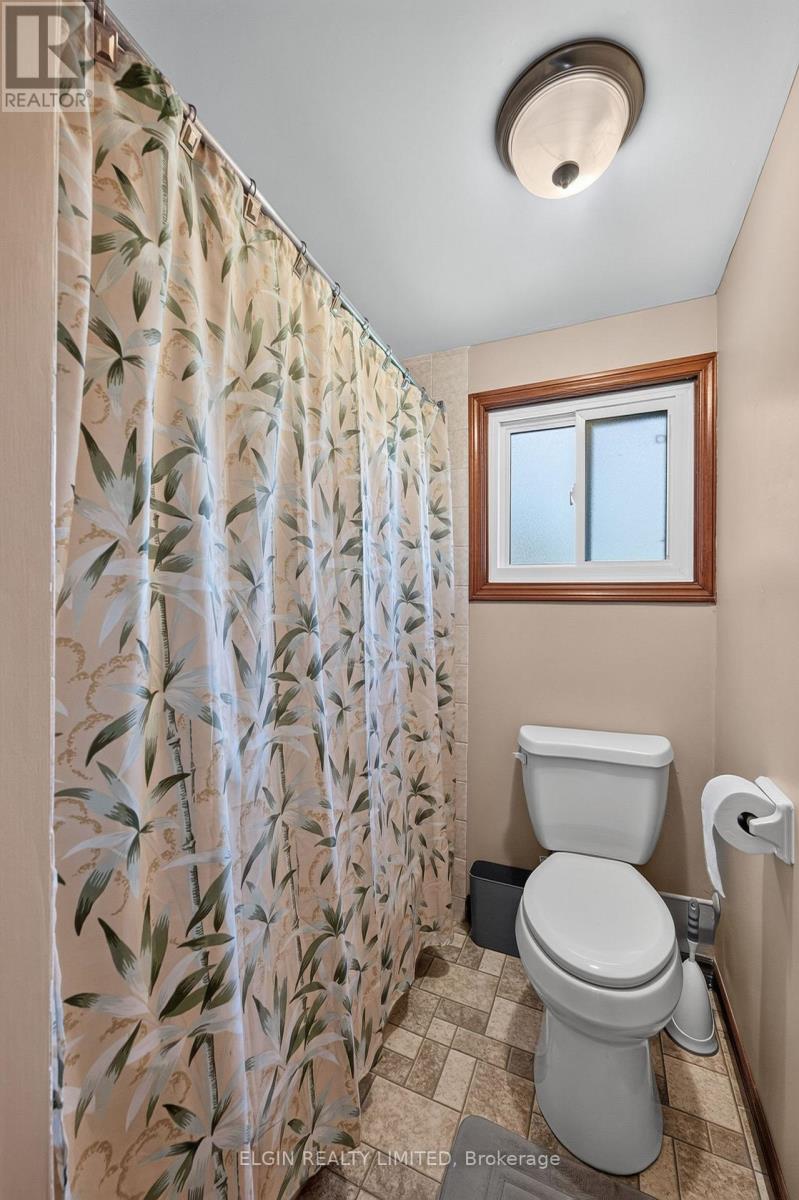 41 LUTON CRESCENT - 36