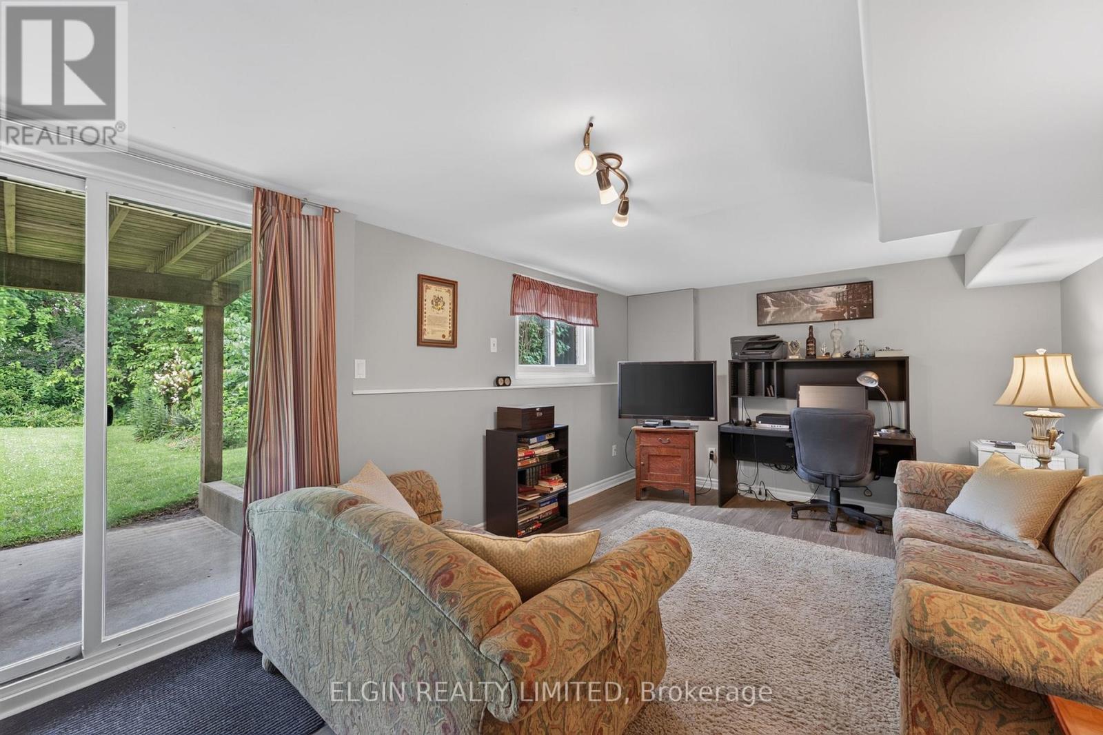 41 LUTON CRESCENT - 37
