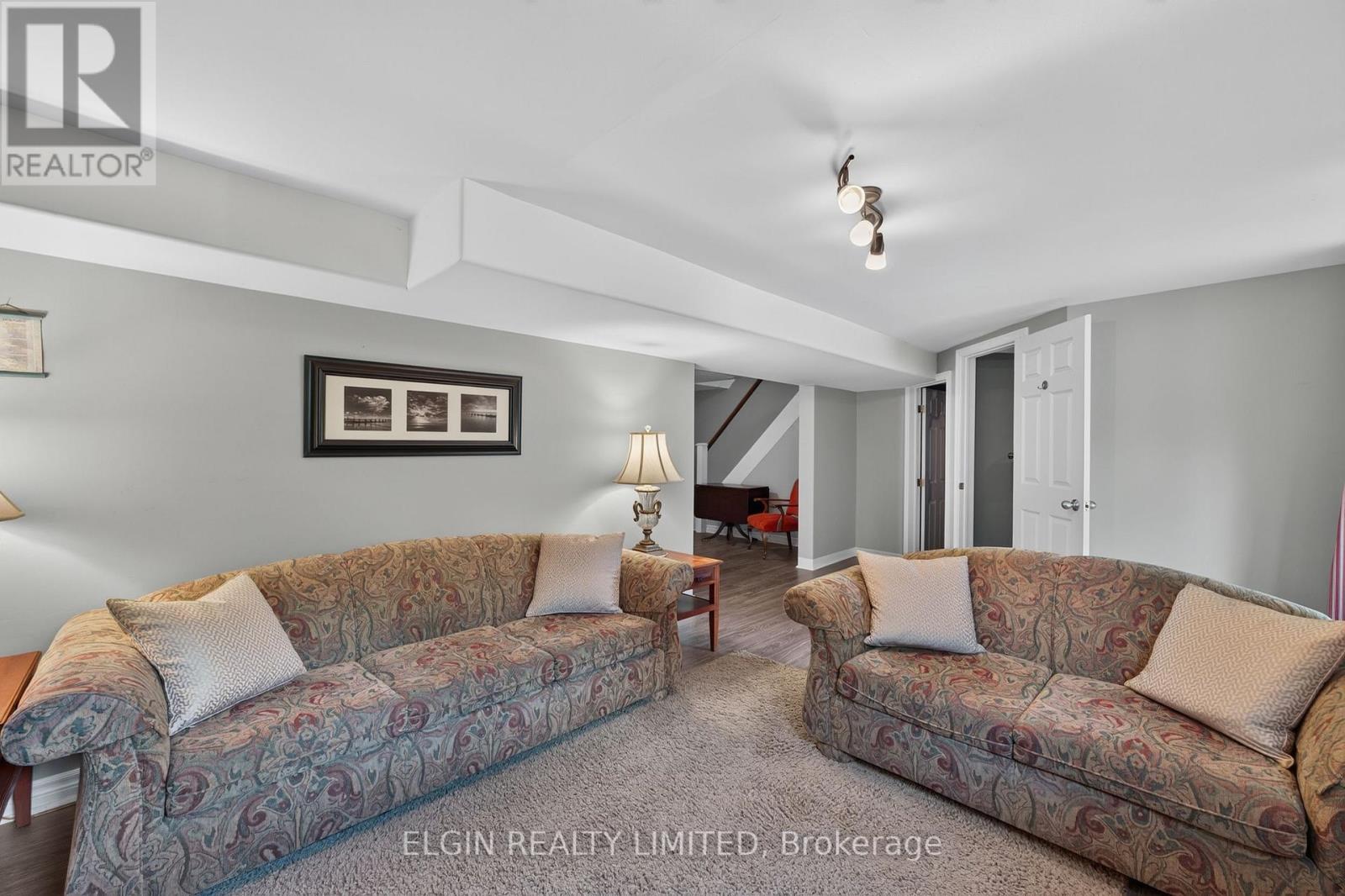 41 LUTON CRESCENT - 38