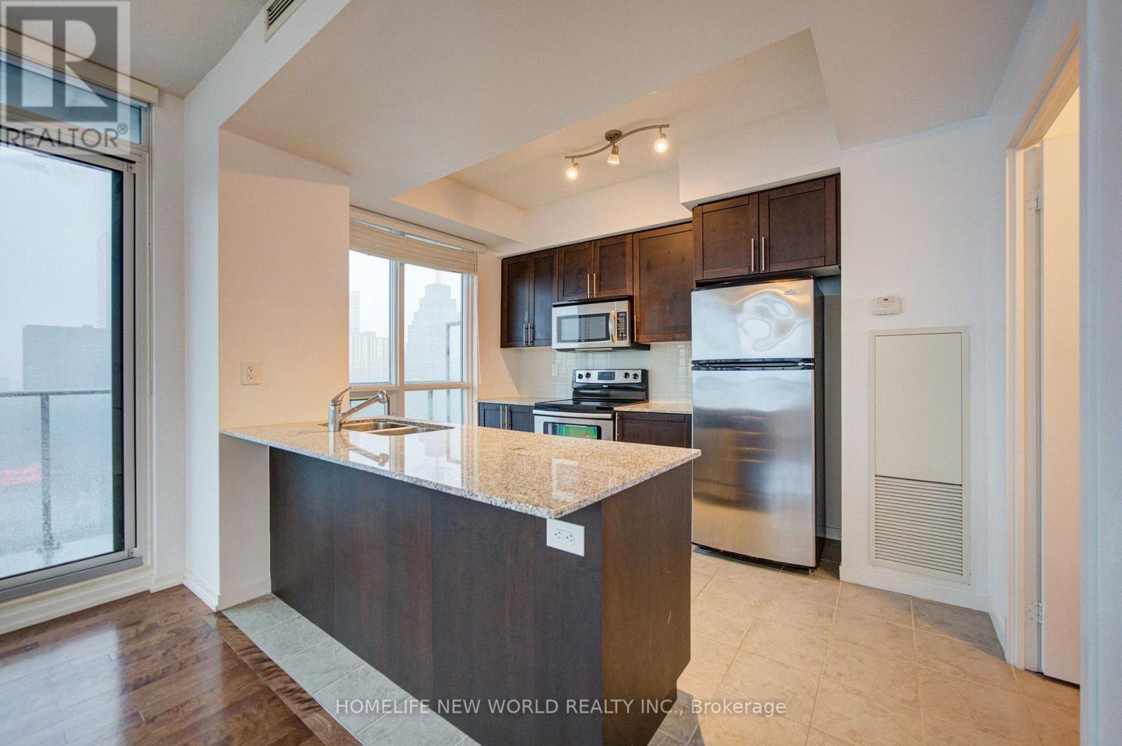 #4905 65 BREMNER BOULEVARD - 8