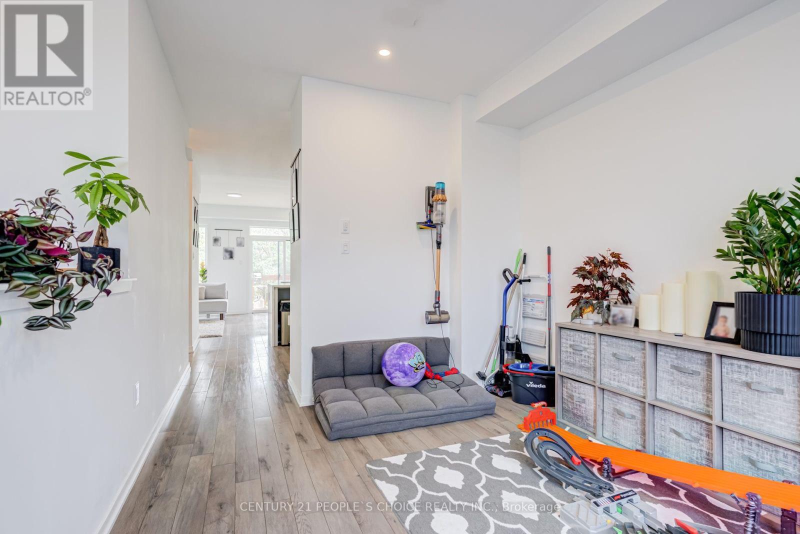 725 HEATHROW PATH - 15