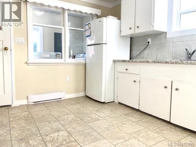 706 Haliburton St - 11