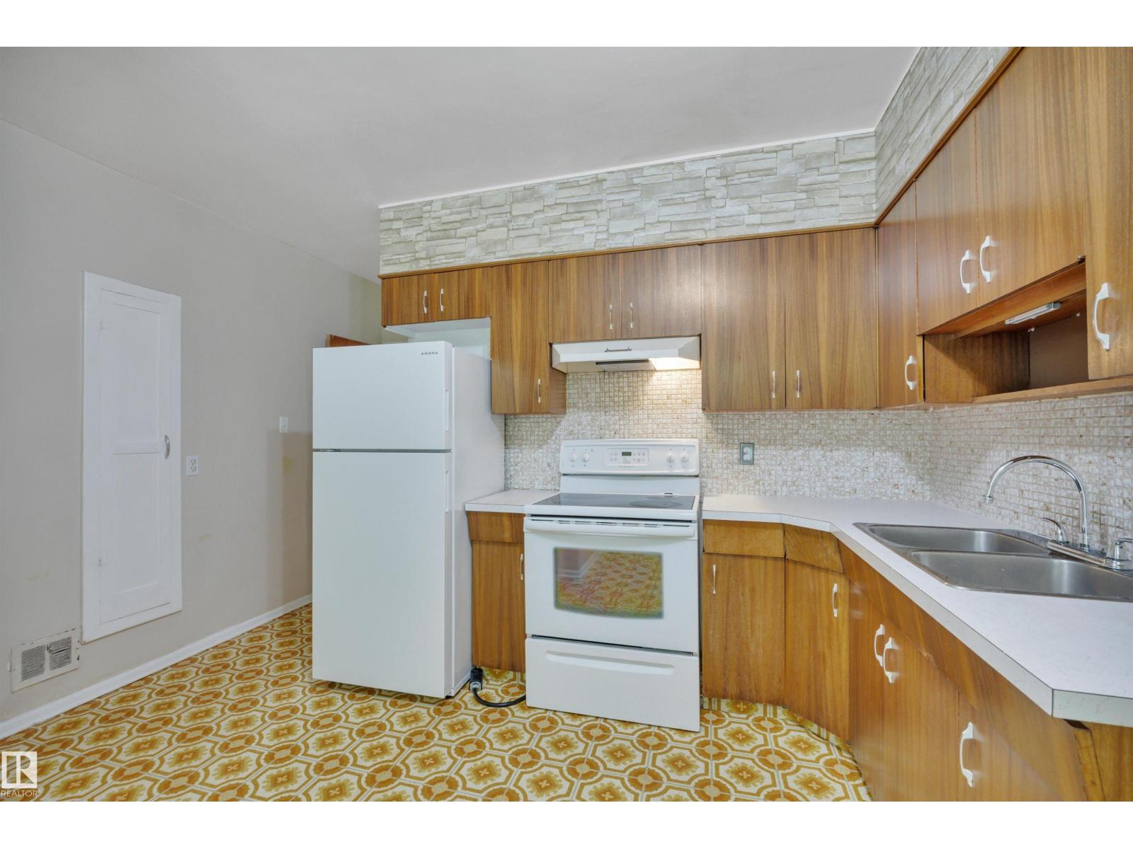 9307 92 ST NW - 18