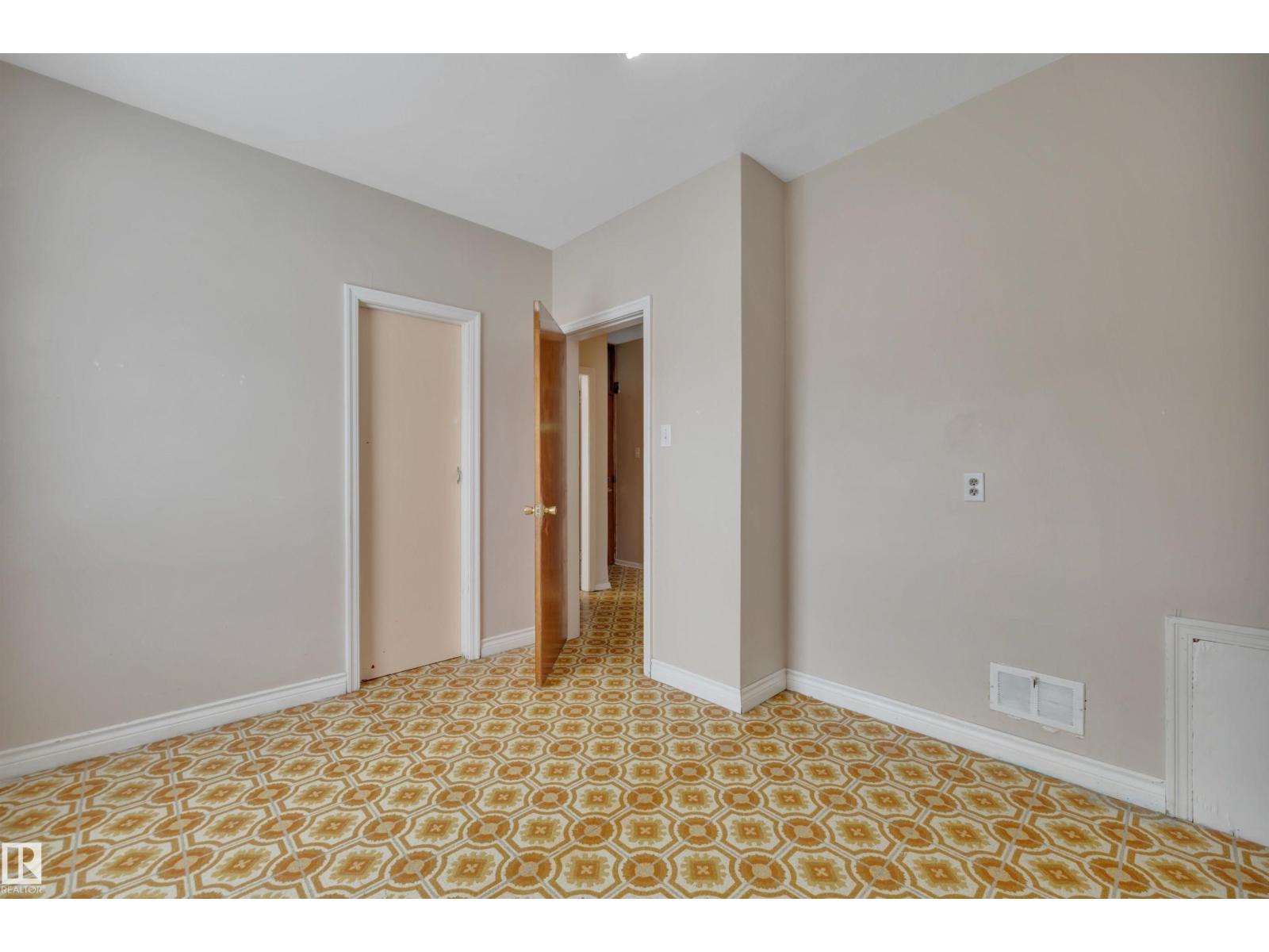 9307 92 ST NW - 24
