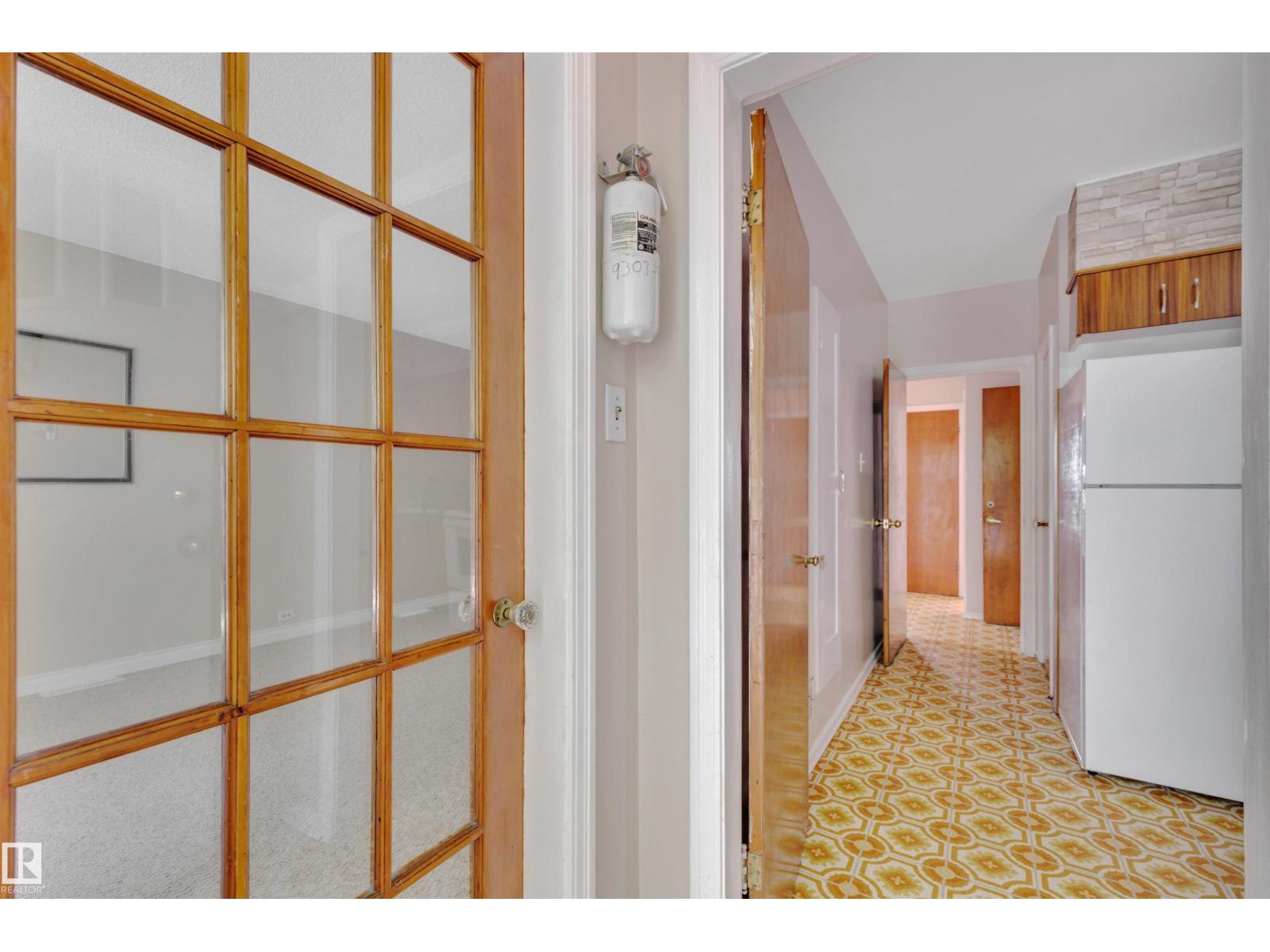 9307 92 ST NW - 8