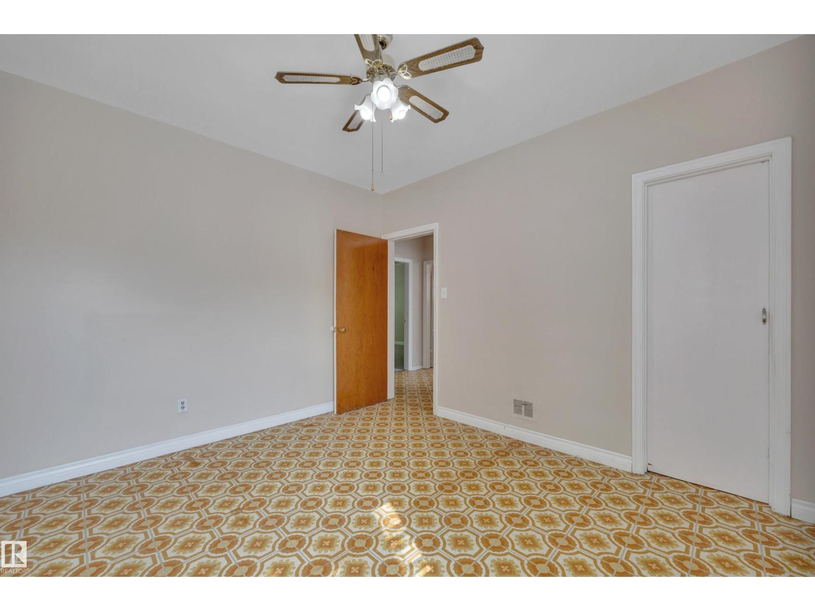 9307 92 ST NW - 21