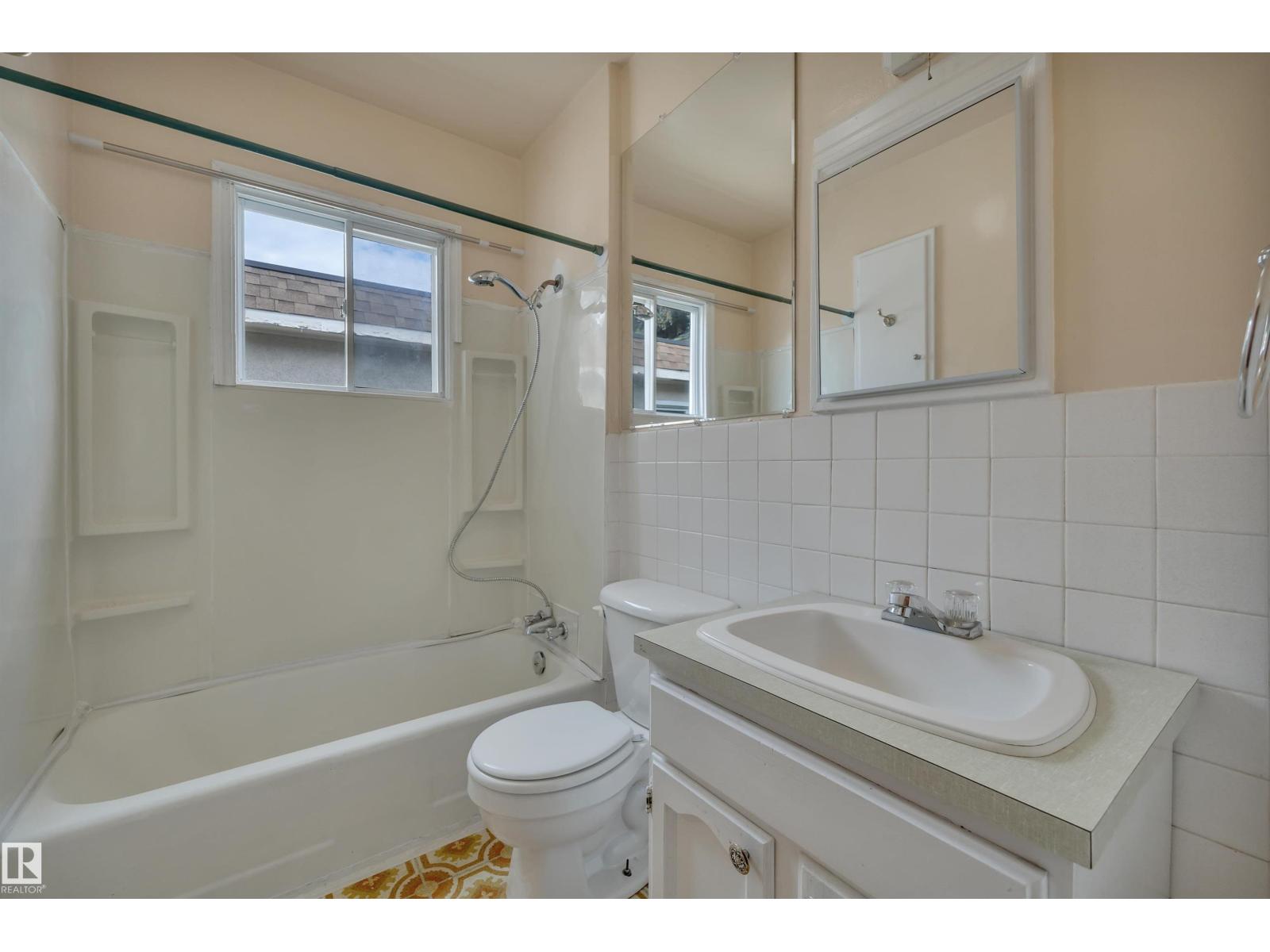 9307 92 ST NW - 26