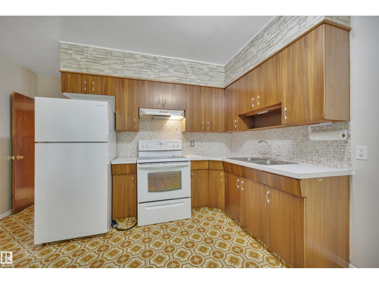 9307 92 ST NW - 16