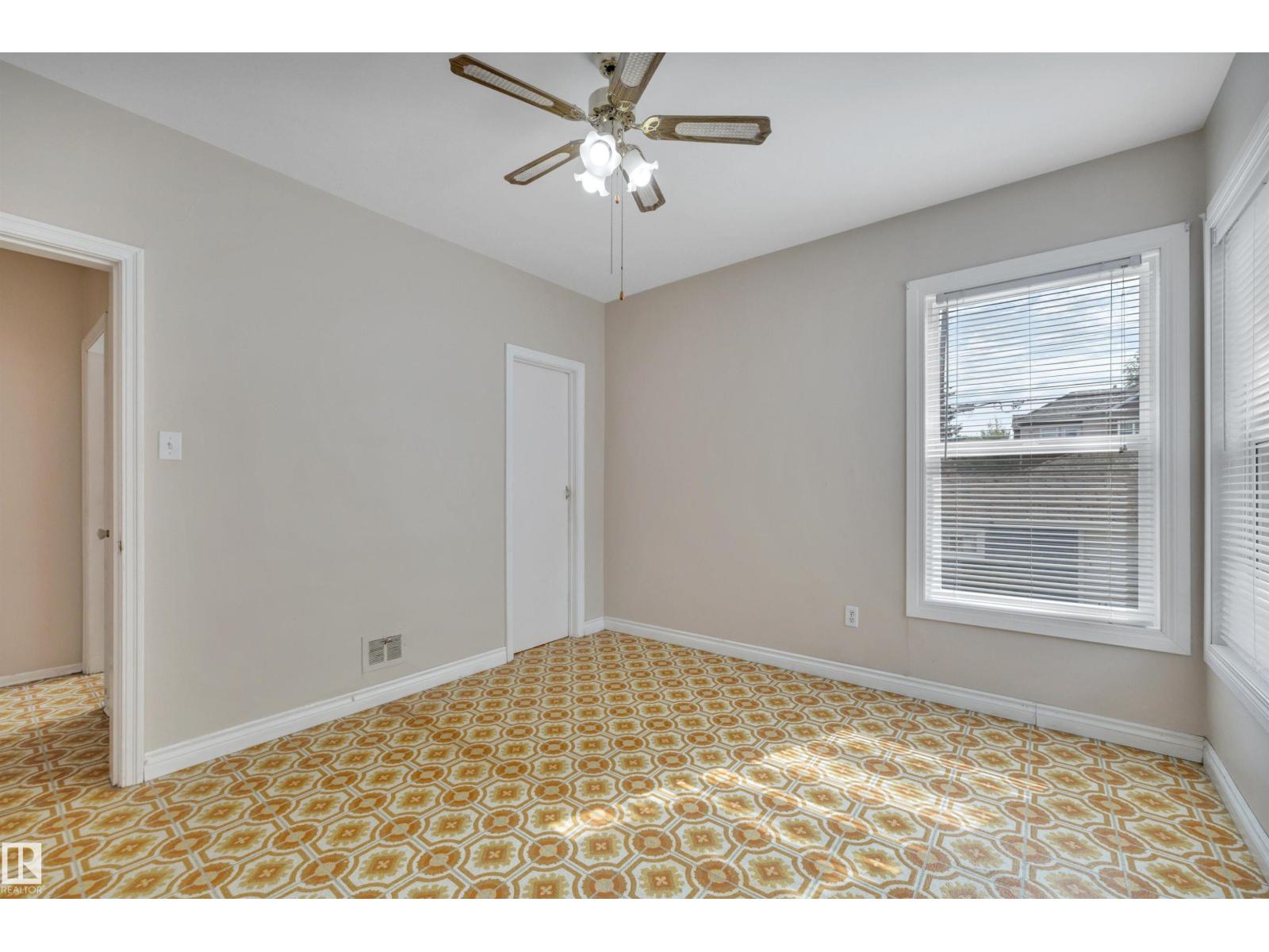 9307 92 ST NW - 22