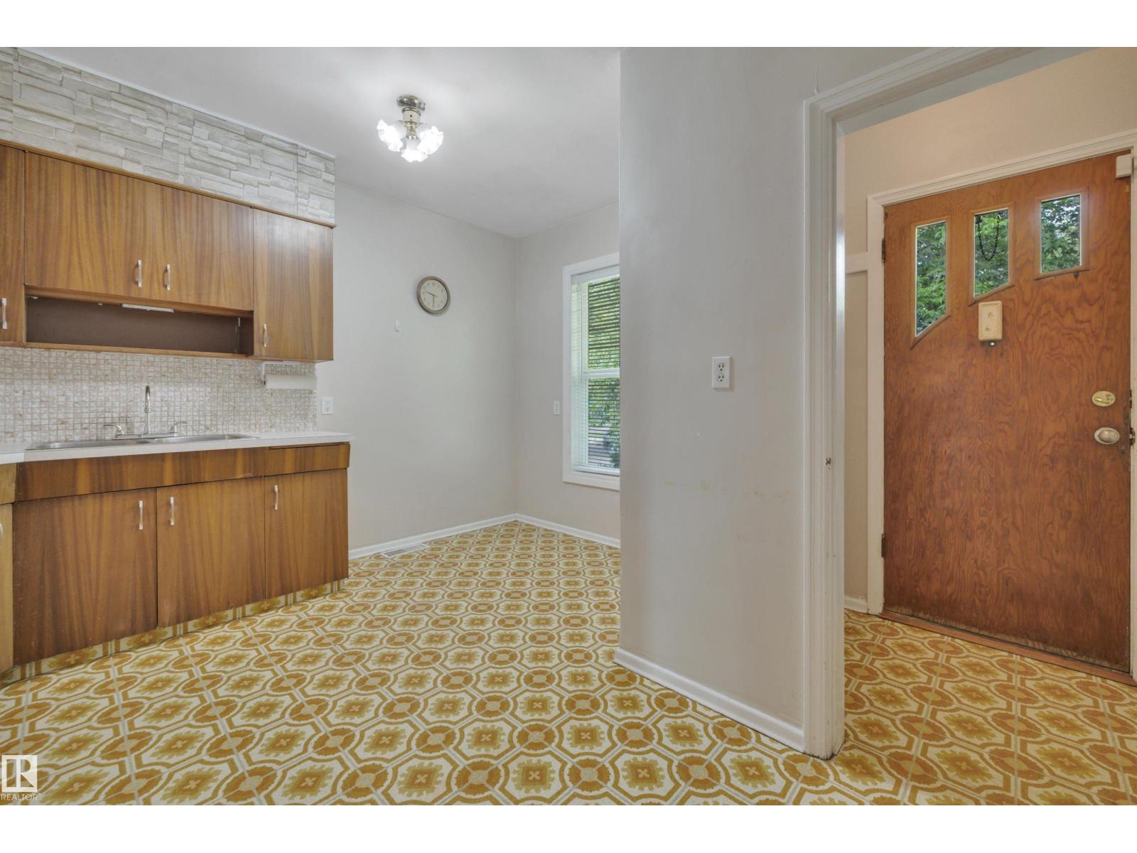 9307 92 ST NW - 14