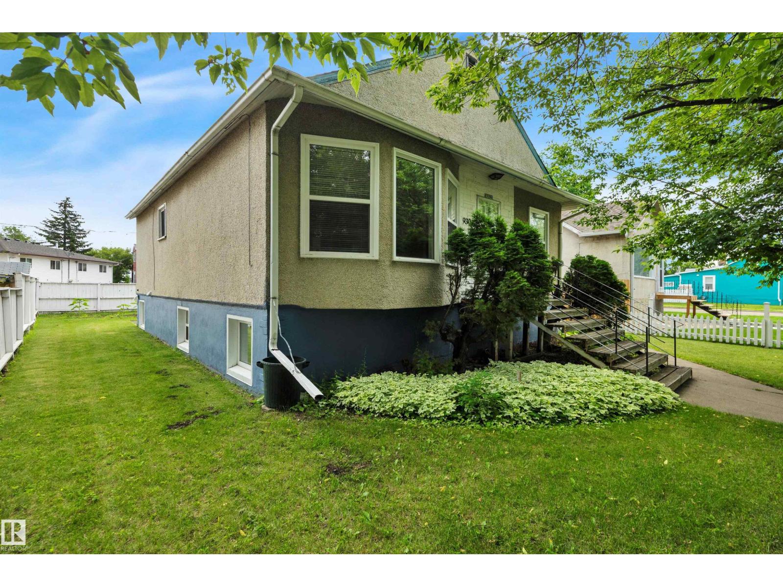 9307 92 ST NW - 3