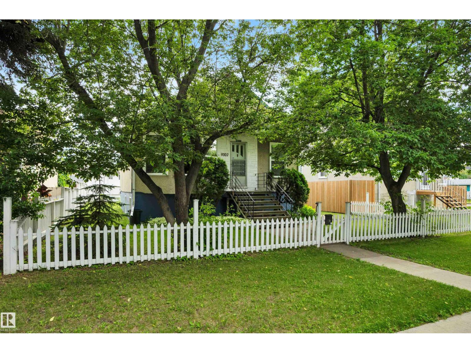 9307 92 ST NW - 1