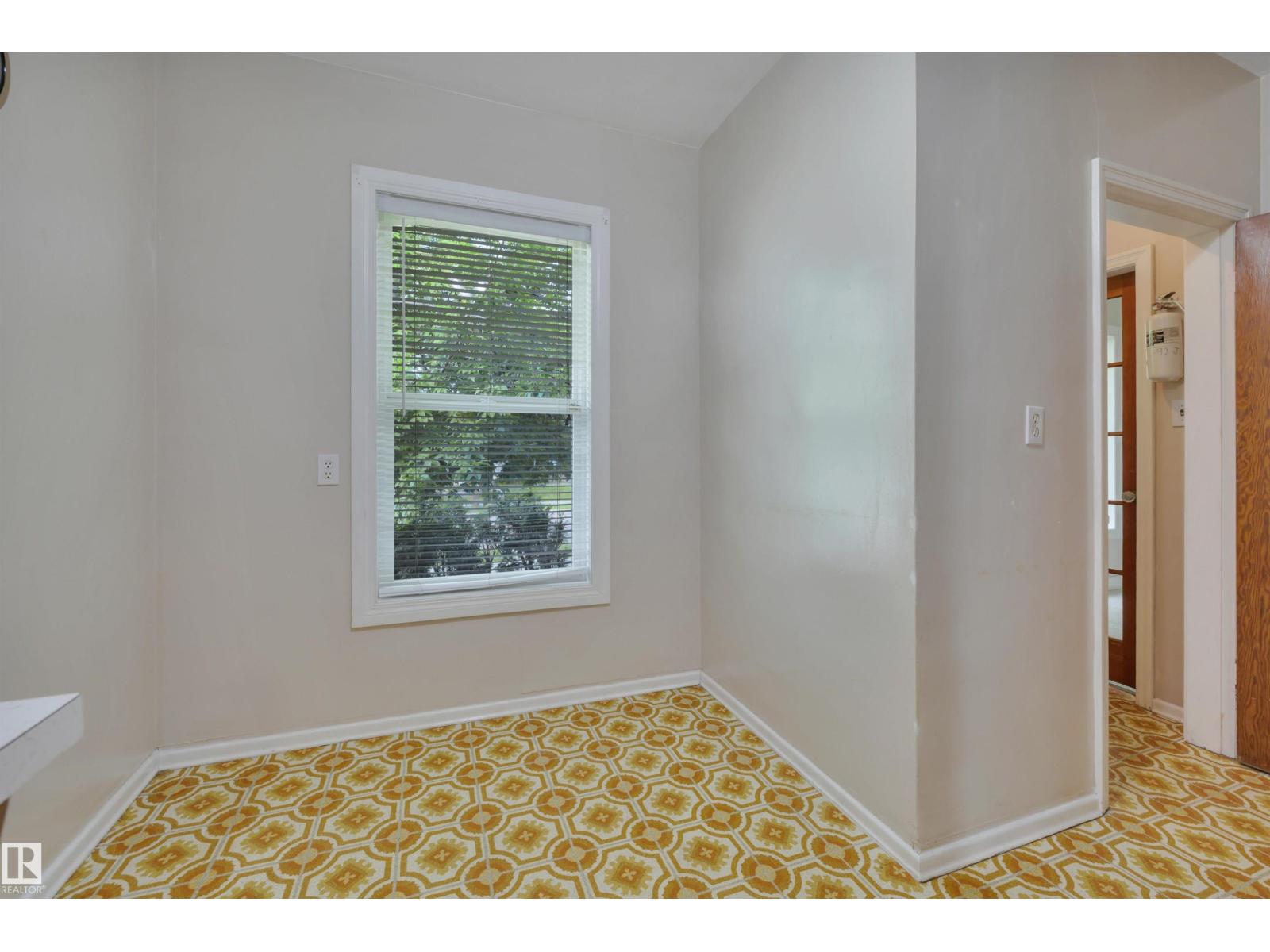 9307 92 ST NW - 15