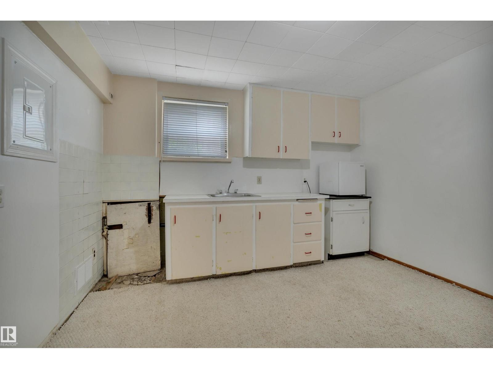 9307 92 ST NW - 30