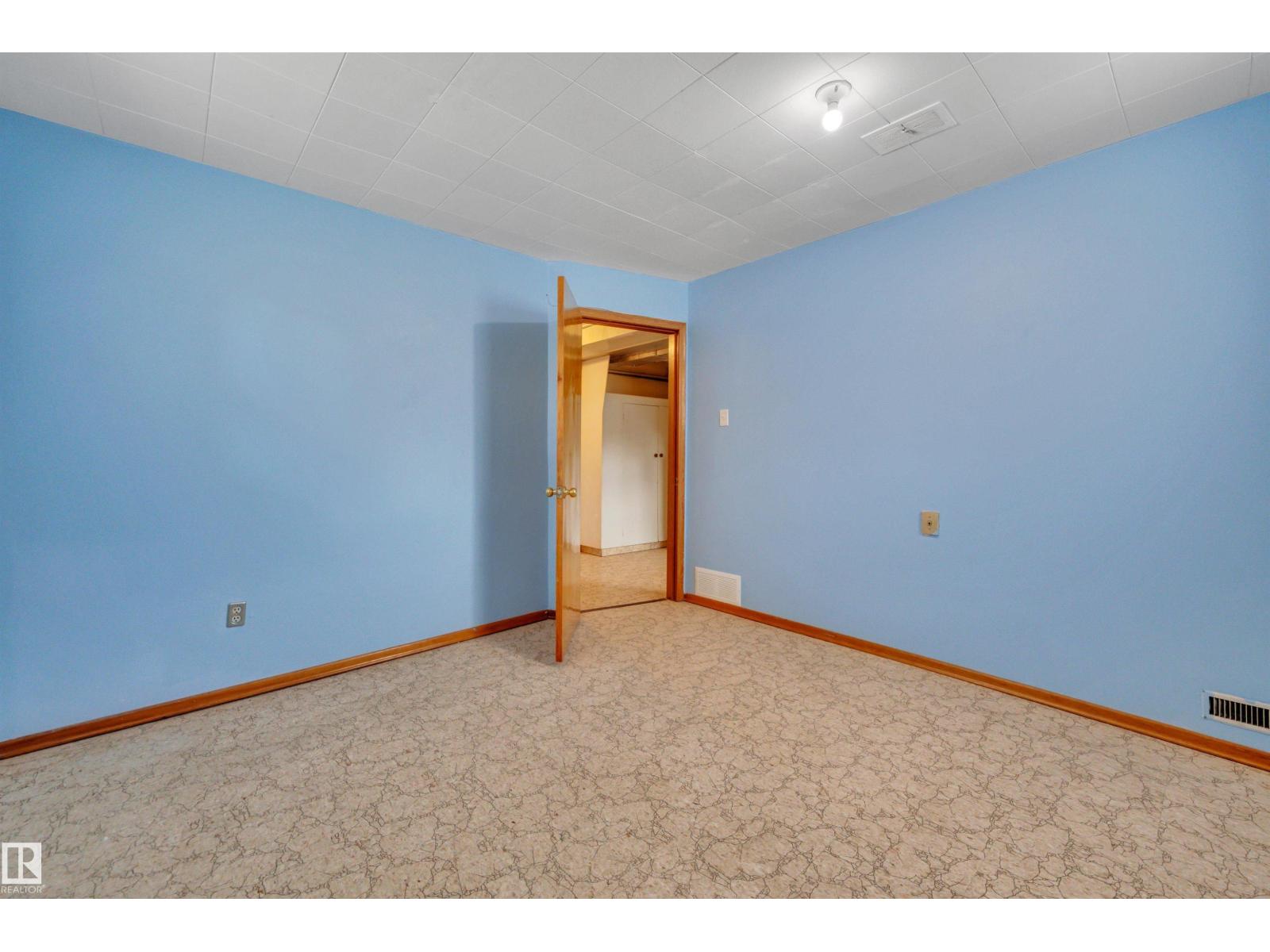 9307 92 ST NW - 37