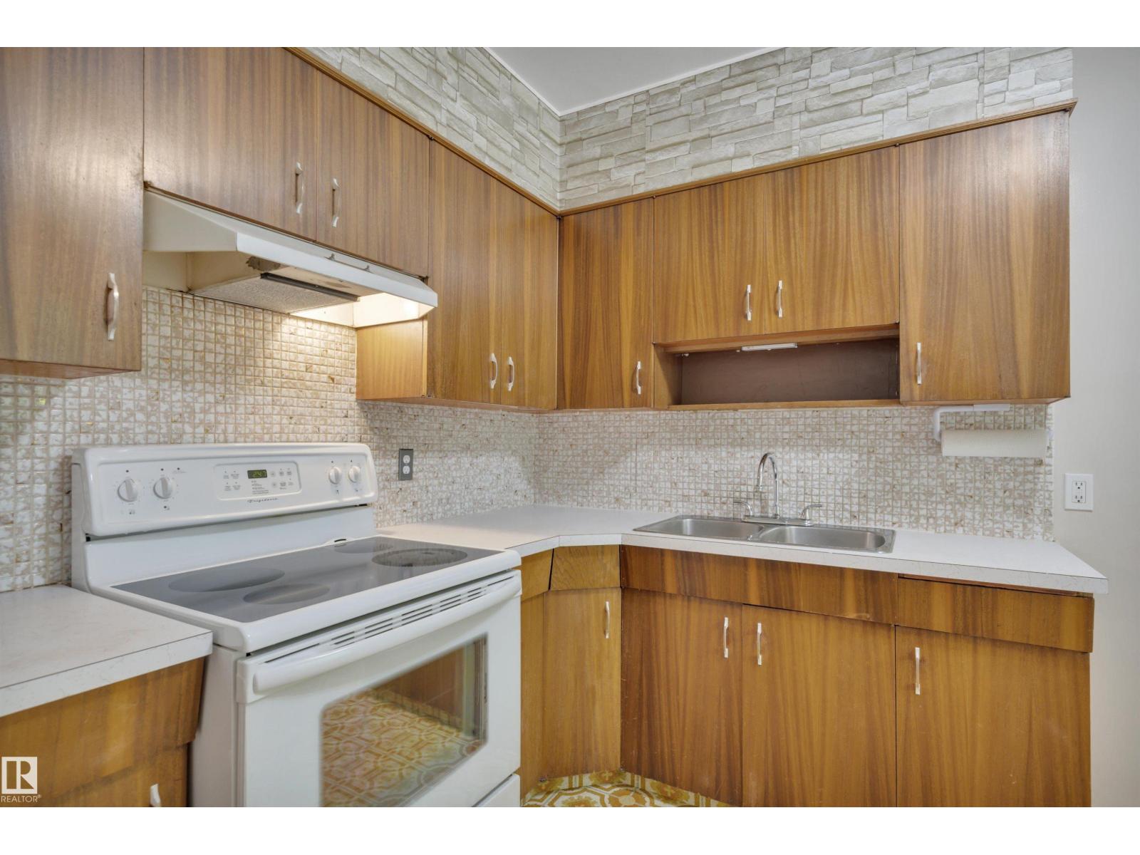 9307 92 ST NW - 17