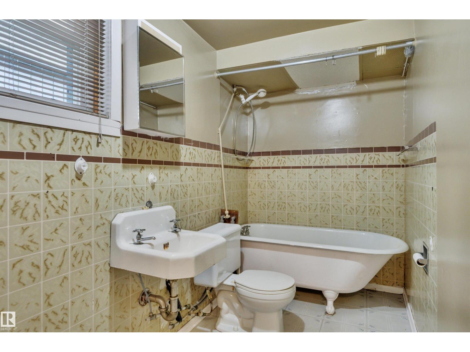 9307 92 ST NW - 34