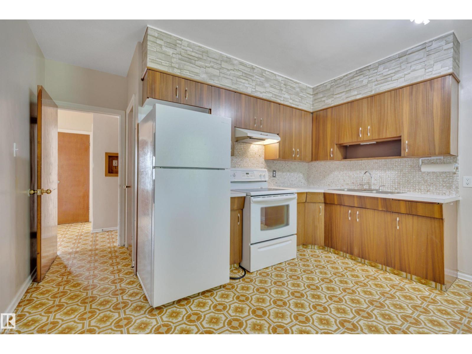 9307 92 ST NW - 19
