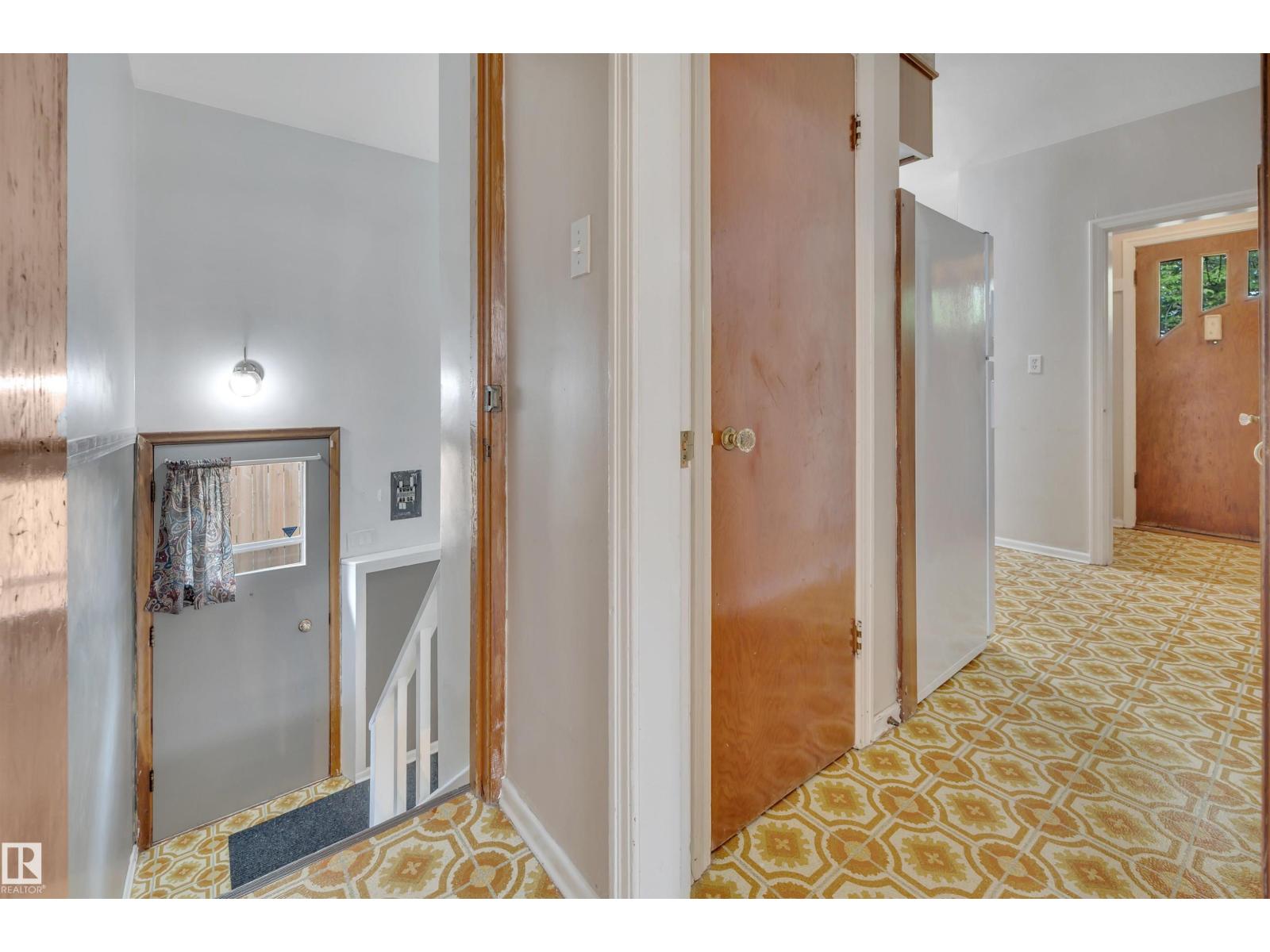 9307 92 ST NW - 27