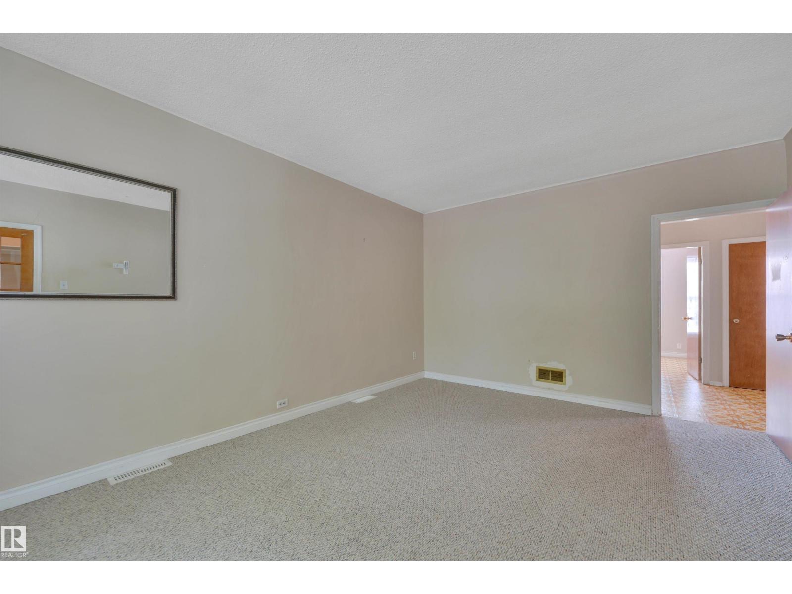 9307 92 ST NW - 9