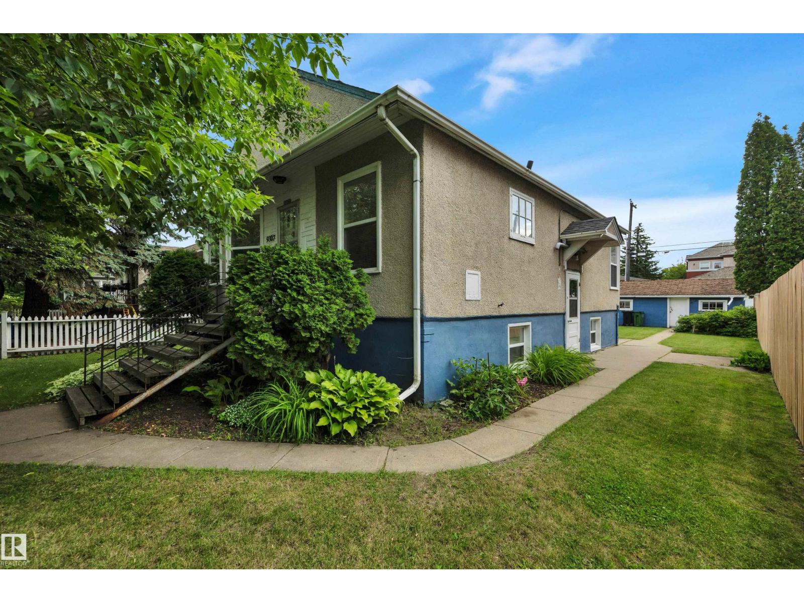 9307 92 ST NW - 4