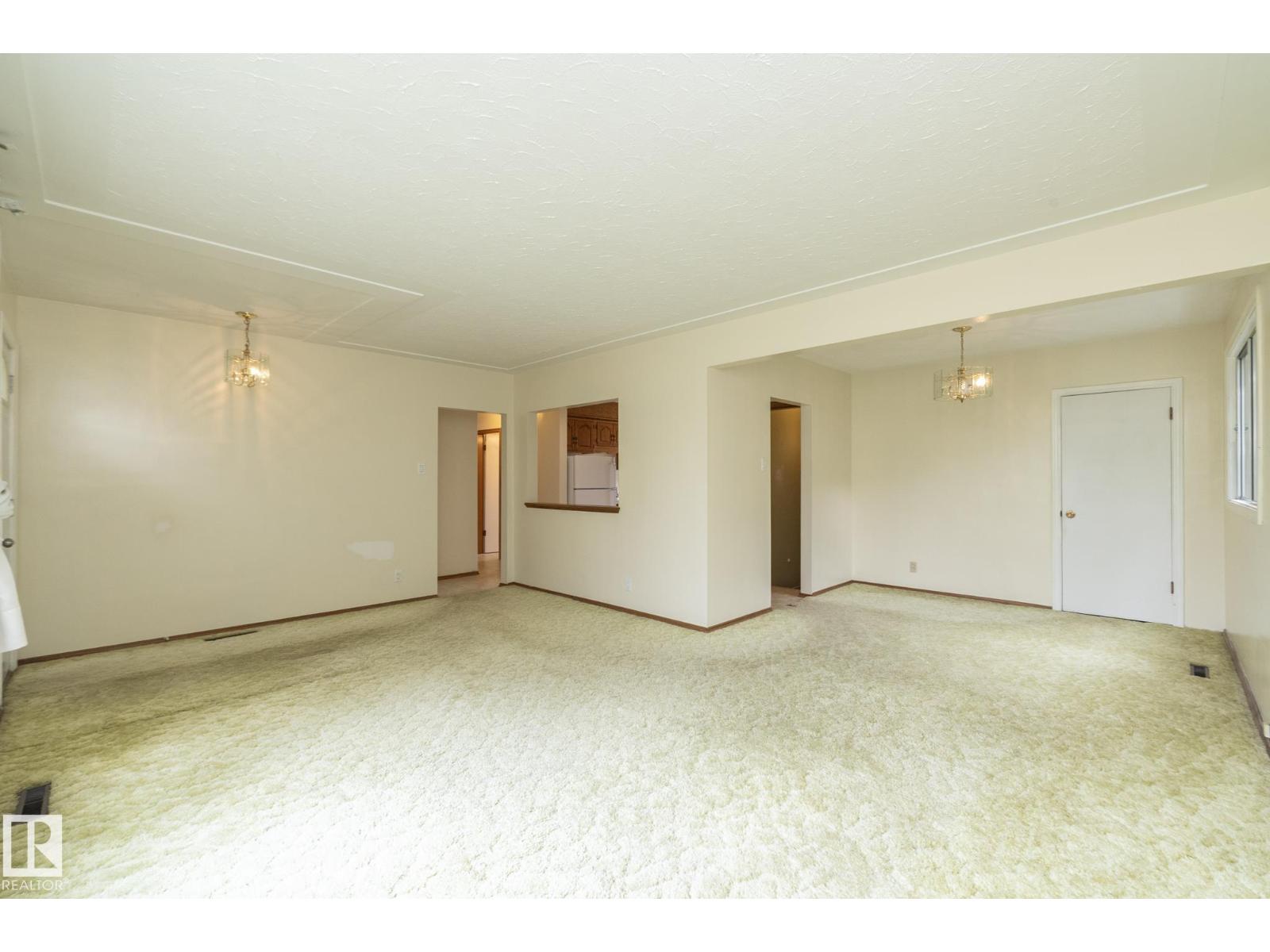 5608 122 AV NW - 8