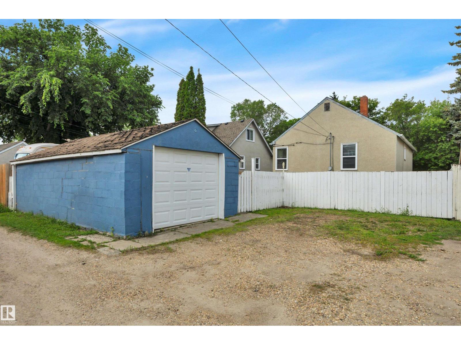 9307 92 ST NW - 45