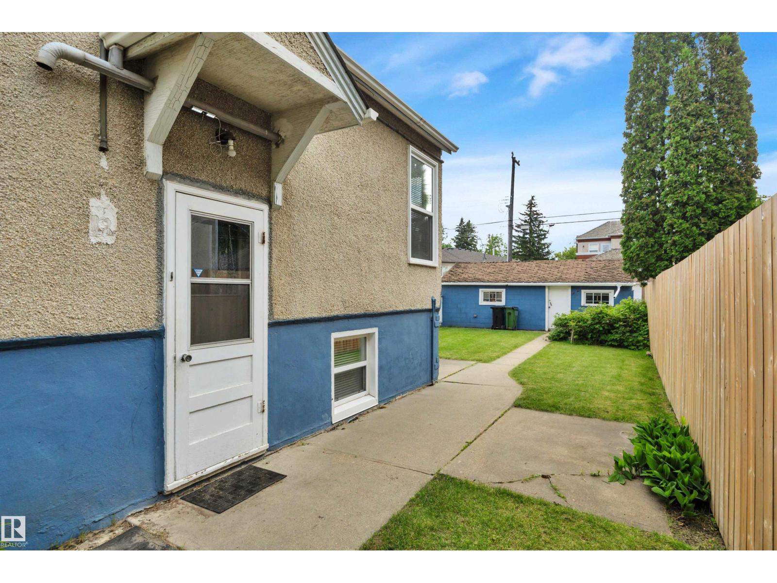 9307 92 ST NW - 40